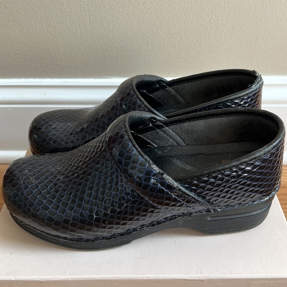 Women’s Dansko clogs. Navy blue. Pre owned. Some signs of wear . See photos - Picture 2 of 9